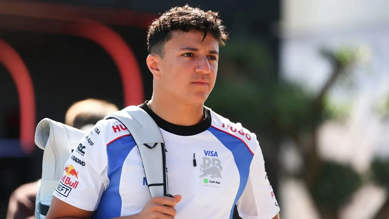 Isack Hadjar akui idolakan sosok Lewis Hamilton. (Gambar: News GP)