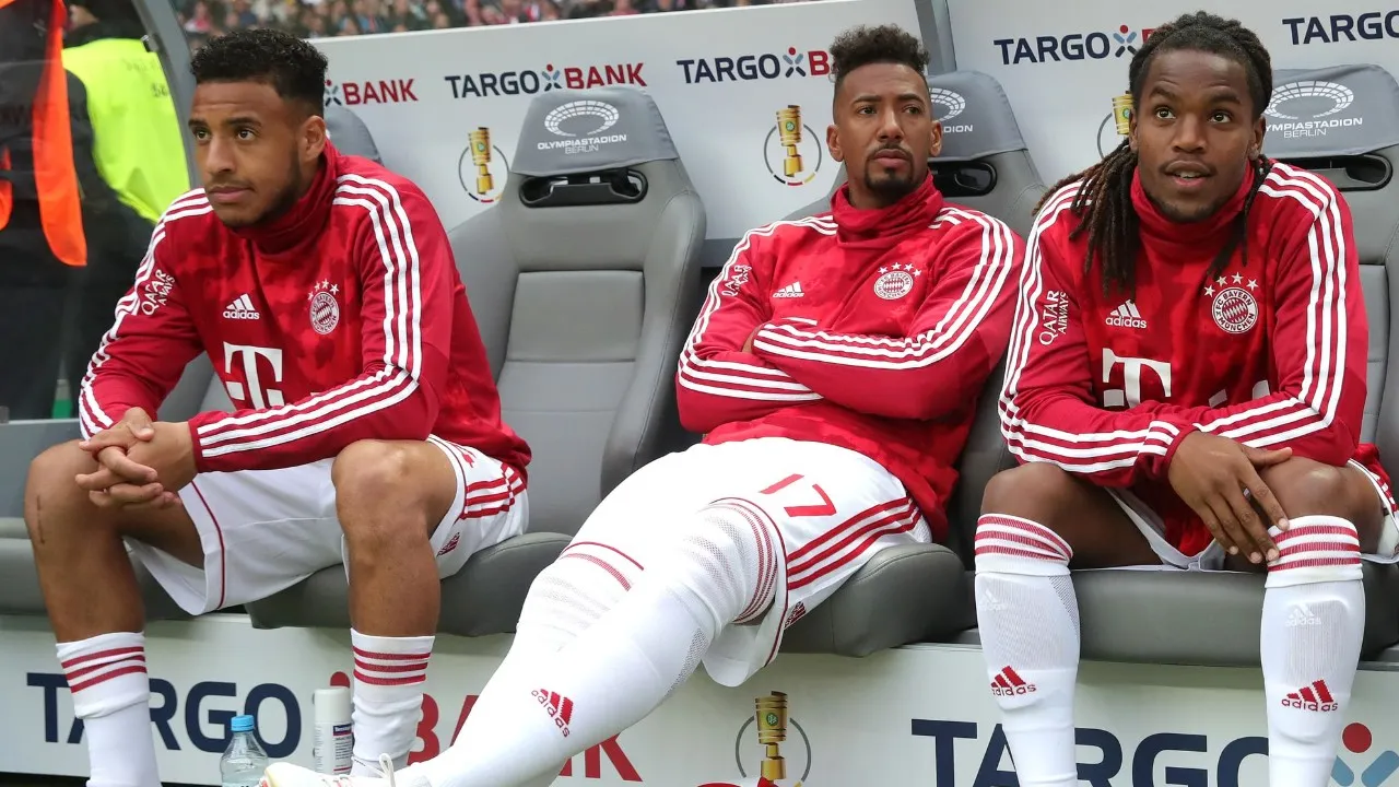 Momen Saat Jerome Boateng Duduk Bersama Corentin Tolisso dan Renato Sanches di Bangku Cadangan Pemain Bayern Munich (Sumber: skysports.com/)