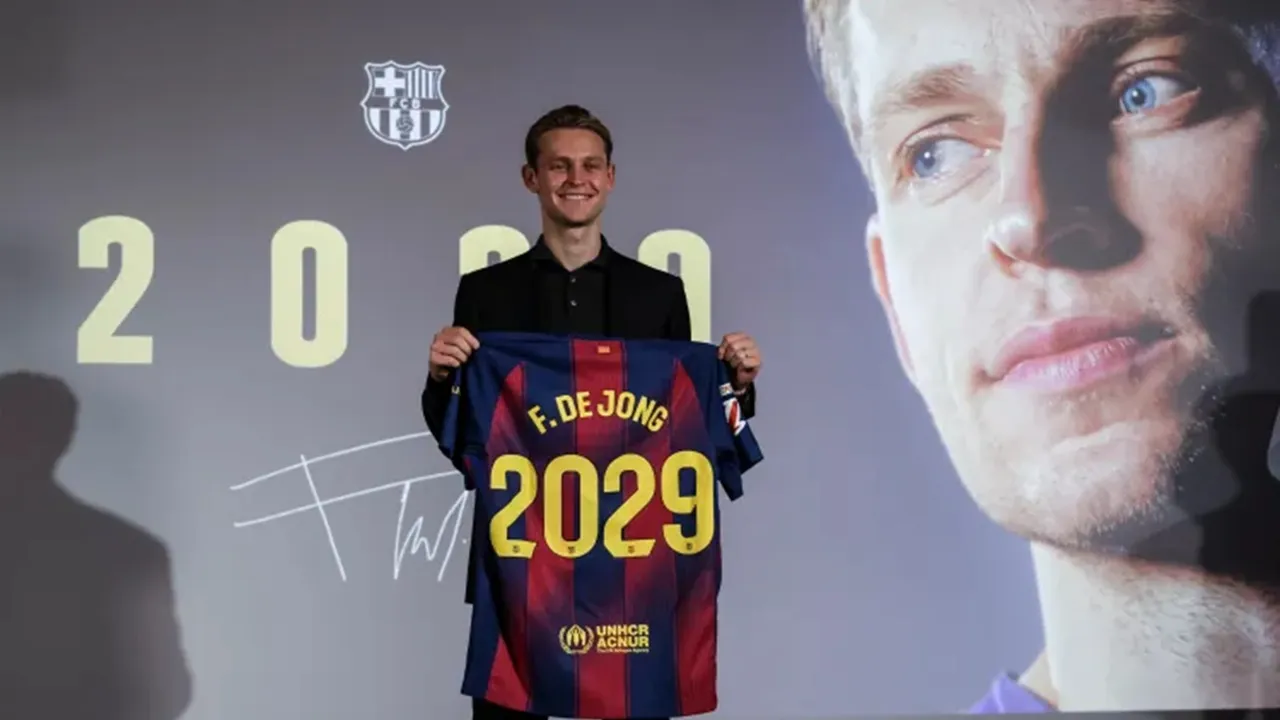 Frenkie de Jong Hepi Bertahan Bersama Barcelona