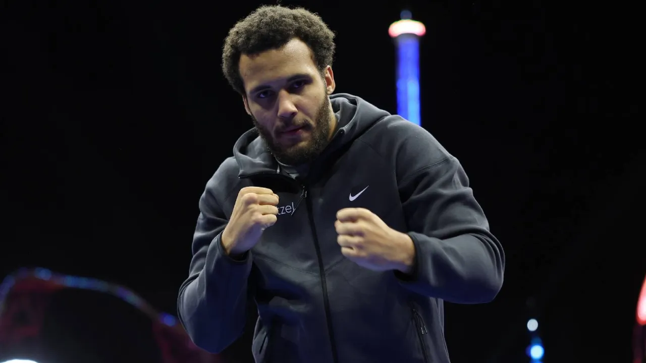 Saat ini, lawan Moses Itauma pada Desember masih belum dikonfirmasi, meskipun nama-nama seperti Michael Hunter dan David Adeleye telah dibahas. (Foto: Fight TV)