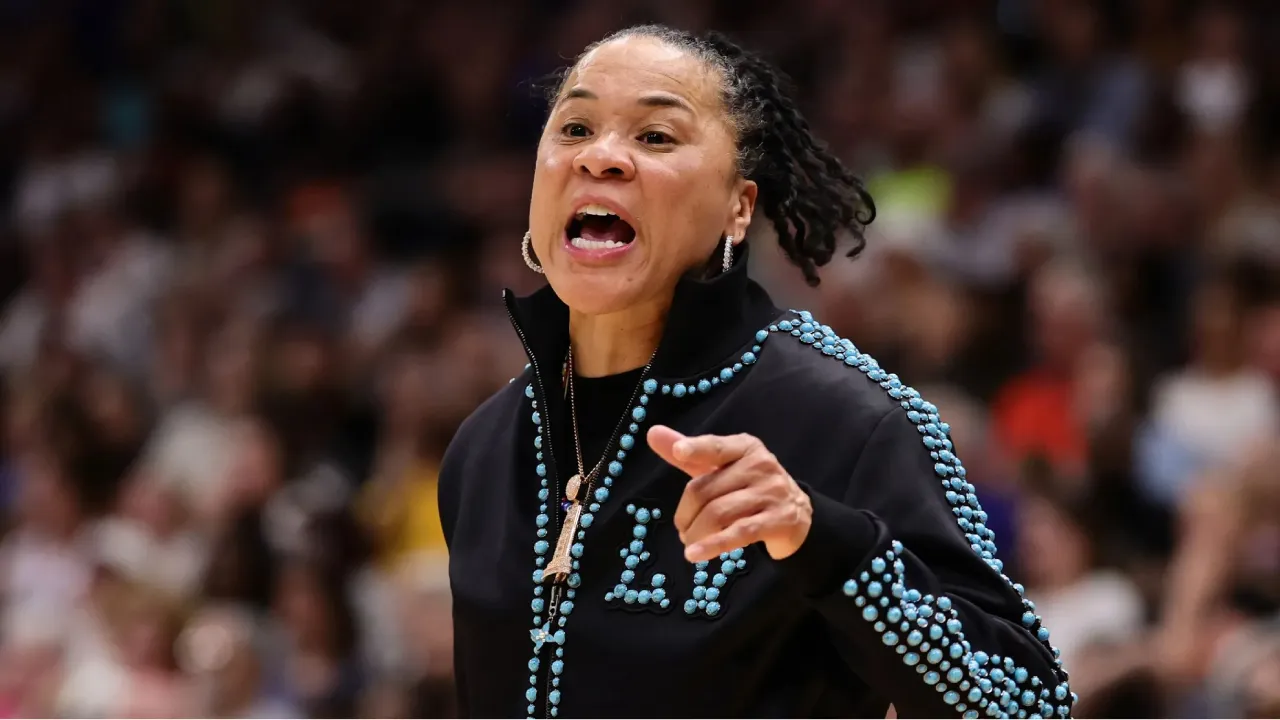Awal tahun ini, Knicks mewawancarai Dawn Staley untuk posisi pelatih kepala yang kosong sebelum akhirnya merekrut Mike Brown untuk menggantikan Tom Thibodeau. (Foto: AP)