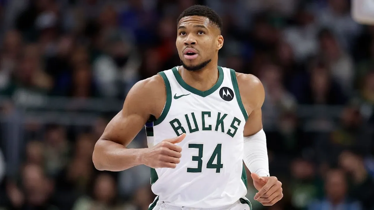 Giannis Antetokounmpo masih terikat kontrak dengan Milwaukee untuk dua tahun ke depan, sehingga ia akan tetap bersama Bucks hingga musim 2026–27. (Foto: AP)