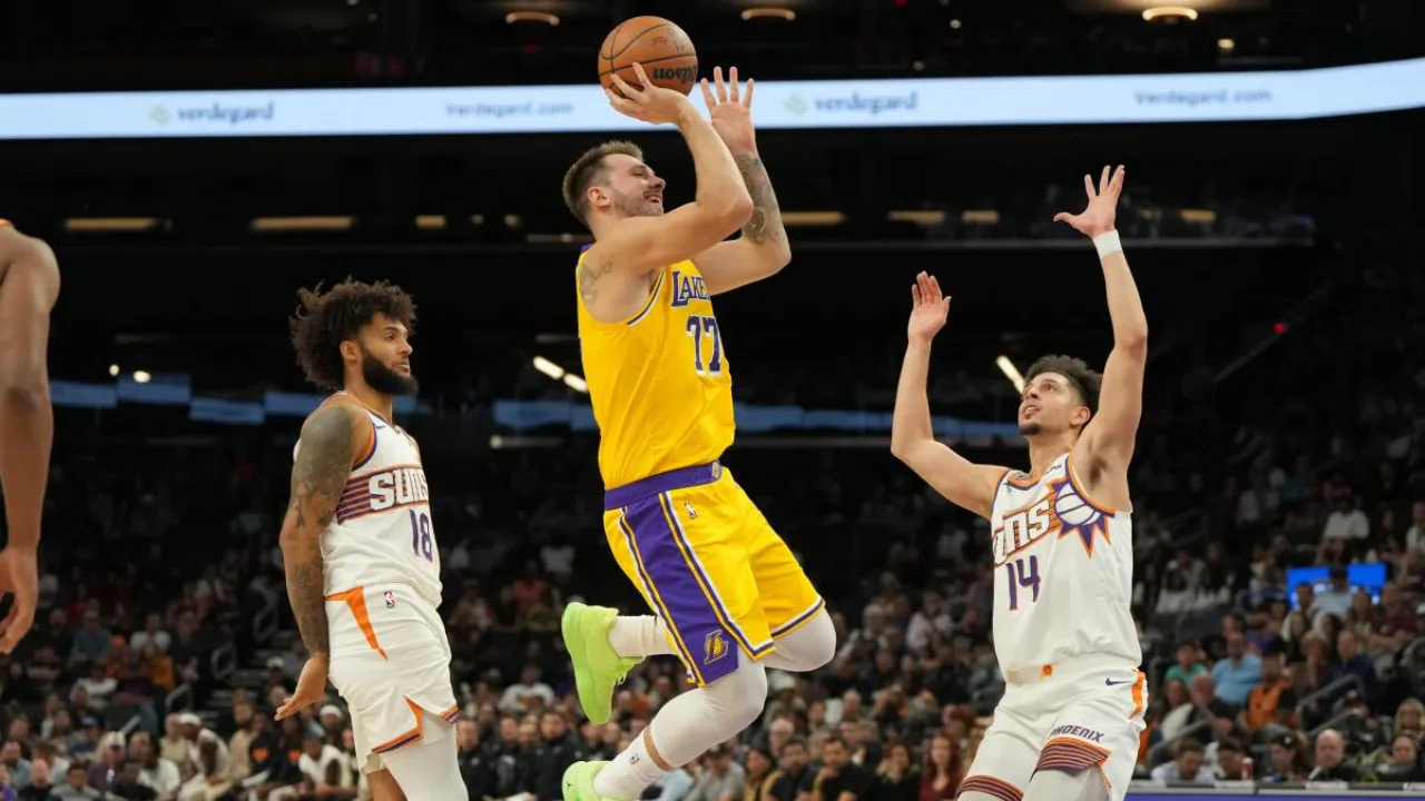Luka Doncic (tengah) tampil dalam pertandingan pramusim pertamanya saat Lakers dikalahkan Phoenix Suns 113-104 pada Selasa (14/10) malam. (Foto: AP)