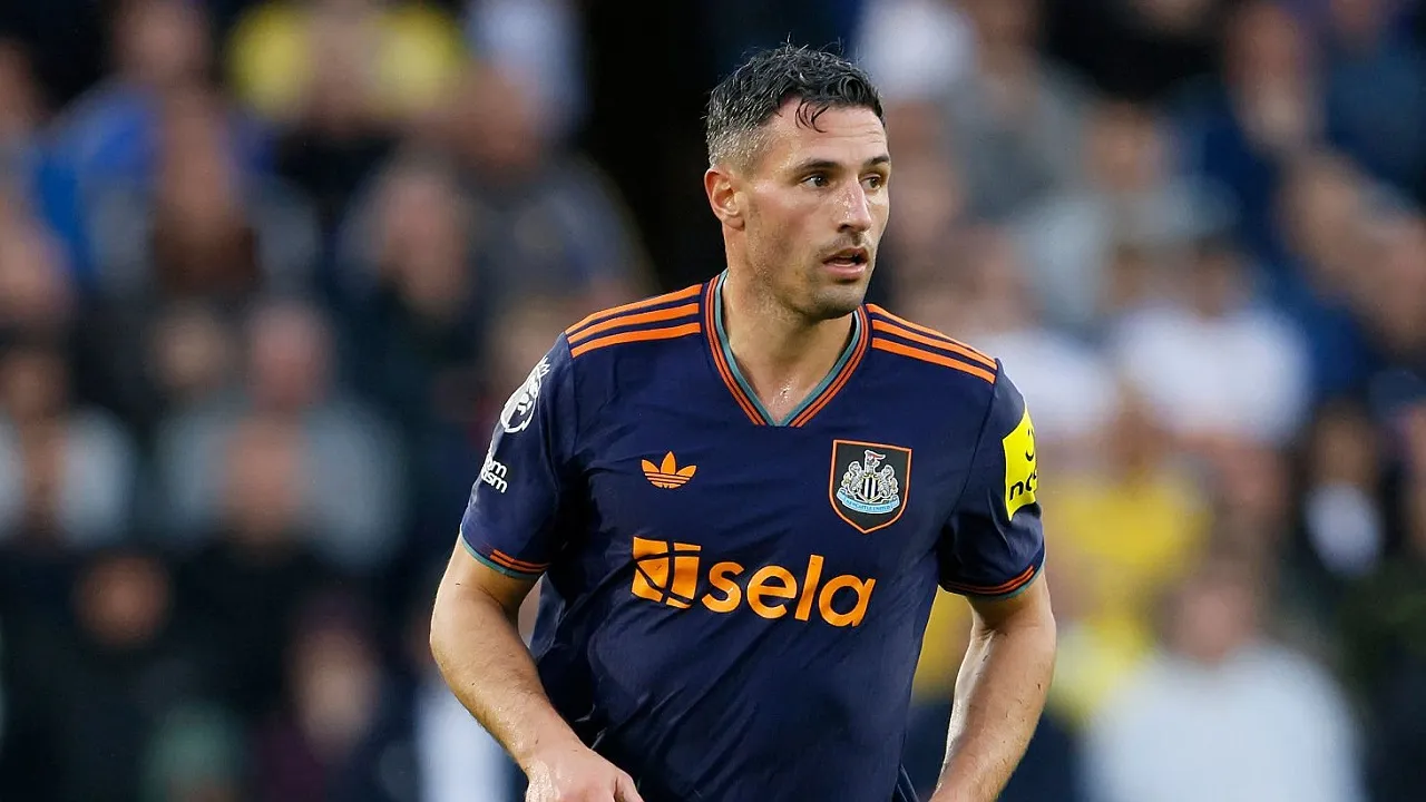 Bek Newcastle United, Fabian Schar. (Foto: Richard Sellers/Sportsphoto/Allstar via Getty Images)