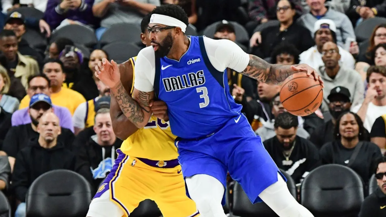 Anthony Davis (kanan) mencetak 18 poin saat Dallas Mavericks mengalahkan Los Angeles Lakers 121–94 pada Rabu (15/10) malam. (Foto: AP)