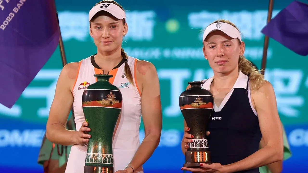 Elena Rybakina [kiri] dan Ekaterina Alexandrova [kanan] [image: reuters]