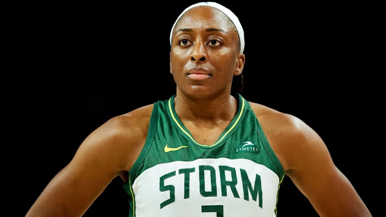 Nneka Ogwumike, yang orang tuanya lahir di Nigeria, berusaha beralih dari Amerika Serikat sejak sebelum Olimpiade Tokyo 2021. (Foto: AP)
