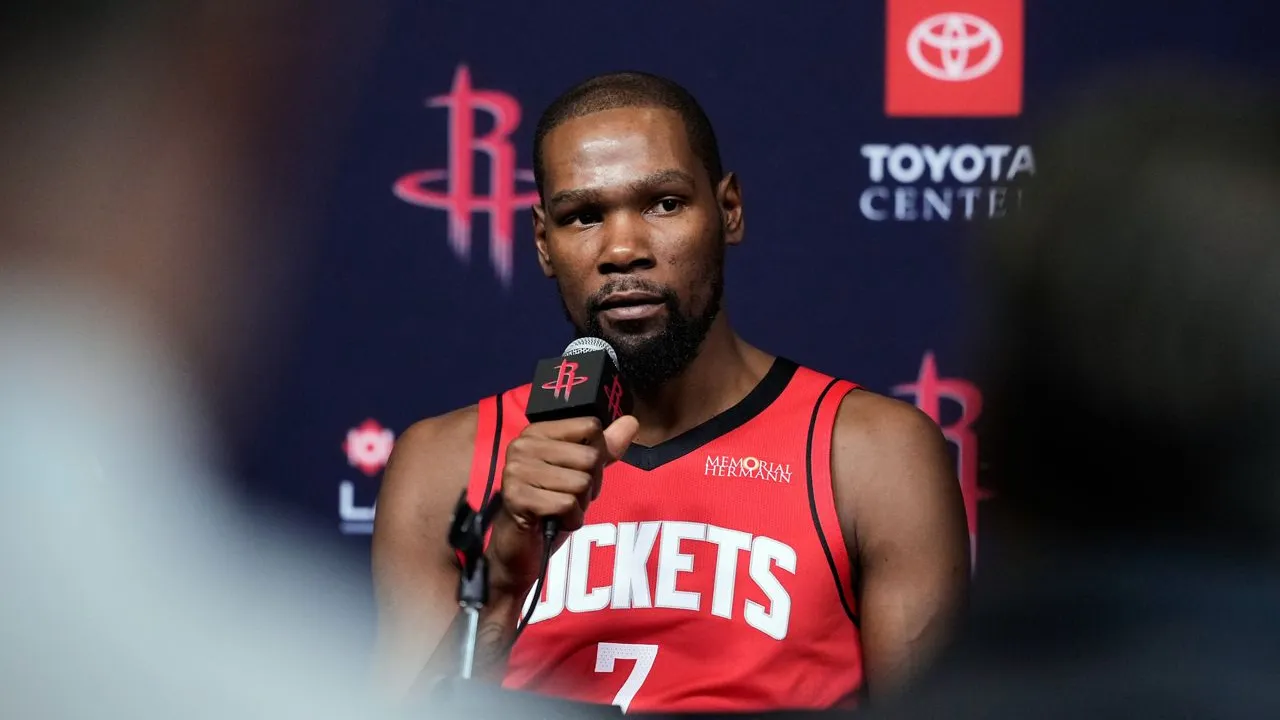 Ketika dikritik karena meremehkan pertahanan, Kevin Durant membalas di X, menjelaskan bahwa poinnya telah disalahartikan. (Foto: AP)