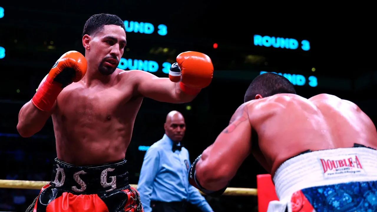 Danny Garcia (kiri) menghentikan Danny Gonzalez hanya 45 detik setelah ronde keempat dimulai dalam pertarungan kelas 154 pound. (Foto: Fight TV)