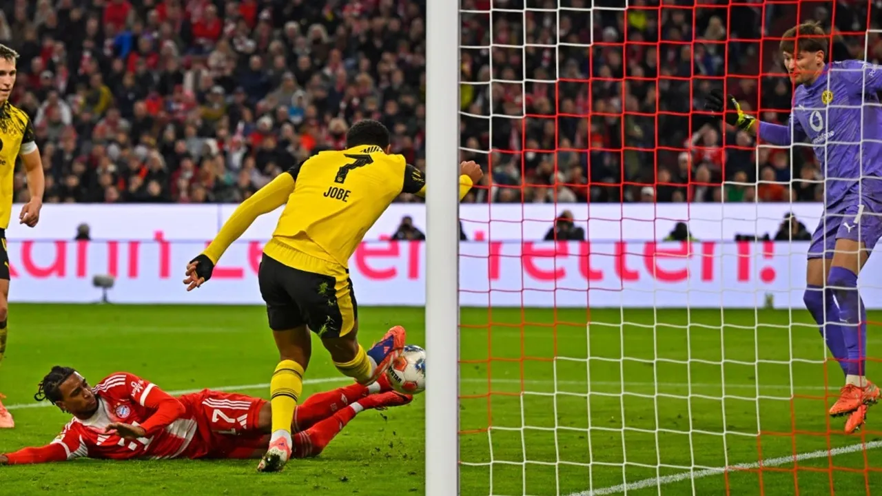 Momen Saat Michael Olise Berhasil Memblok Tendangan Jobe Bellingham dan Berujung Gol untuk Bayern Munich (Sumber: RMC Sport)