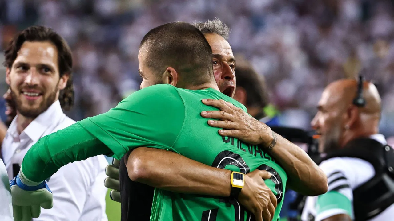 Luis Enrique dan Lucas Chevalier (Foto: x.com/2FHQwallp)