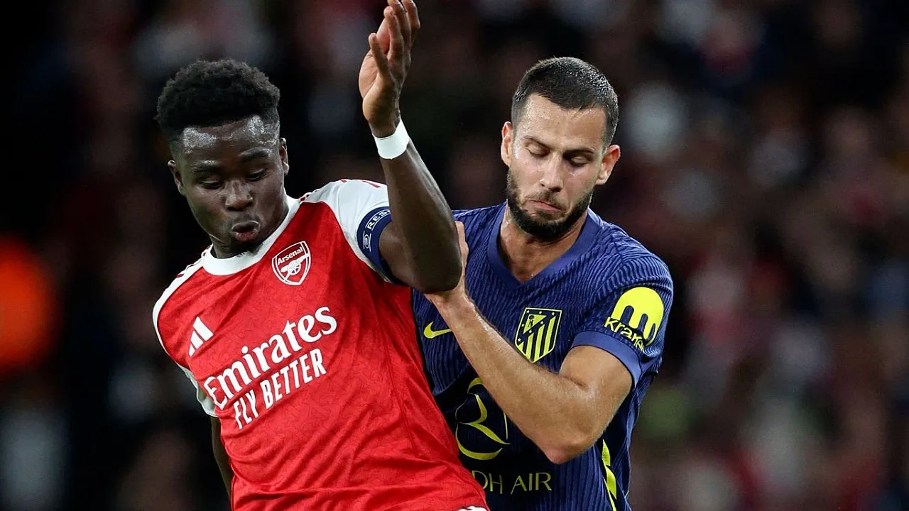 David Hancko mengawal winger Arsenal, Bukayo Saka. (Foto: Neal Simpson/Sportsphoto/Allstar via Getty Images)