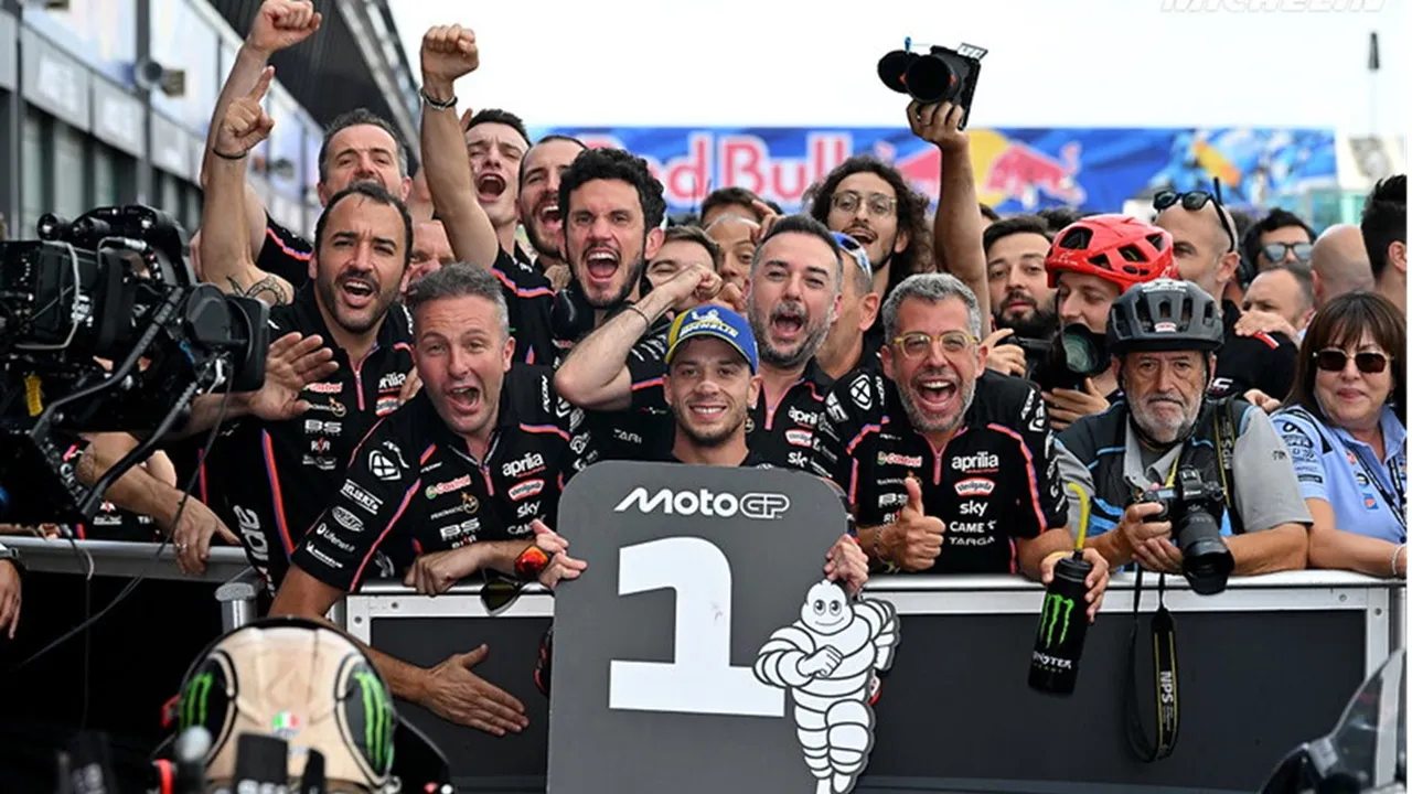 Marco Bezzecchi bersama tim Aprilia