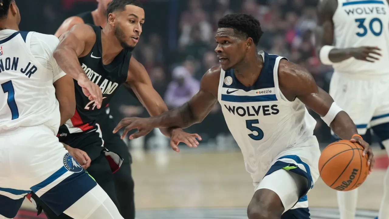 Anthony Edwards (kanan) mencetak 41 poin saat Minnesota Timberwolves meraih kemenangan 118-114 atas Portland Trail Blazers pada Rabu (22/10) malam. (Foto: AP)