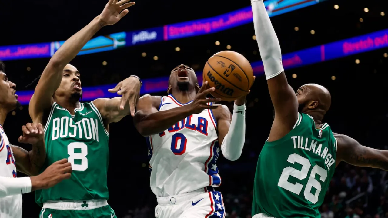Tyrese Maxey (tengah) mencetak 40 poin saat Philadelphia 76ers mengalahkan Boston Celtics pada Rabu (22/10) malam. (Foto: AP)