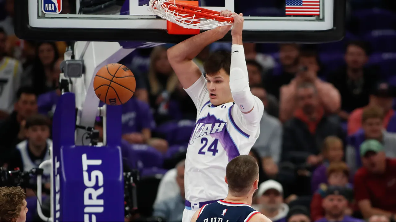 Walker Kessler mencetak 22 poin saat Utah Jazz meraih kemenangan telak 129-108 atas Los Angeles Clippers pada Rabu (22/10) malam. (Foto: AP)