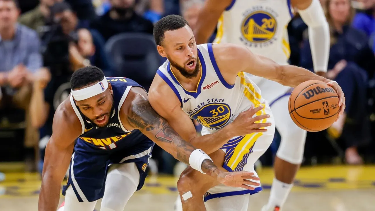 Stephen Curry (kanan) mencetak 42 poin saat Golden State Warriors meraih kemenangan 137-131 atas Denver Nuggets pada Kamis (23/10) malam. (Foto: AP)