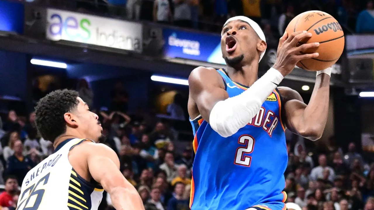 Shai Gilgeous-Alexander (kanan) mencetak 55 poin saat Oklahoma City Thunder meraih kemenangan 141-135 dalam dua perpanjangan waktu atas Indiana Pacers pada Kamis (23/10). (Foto: AP)