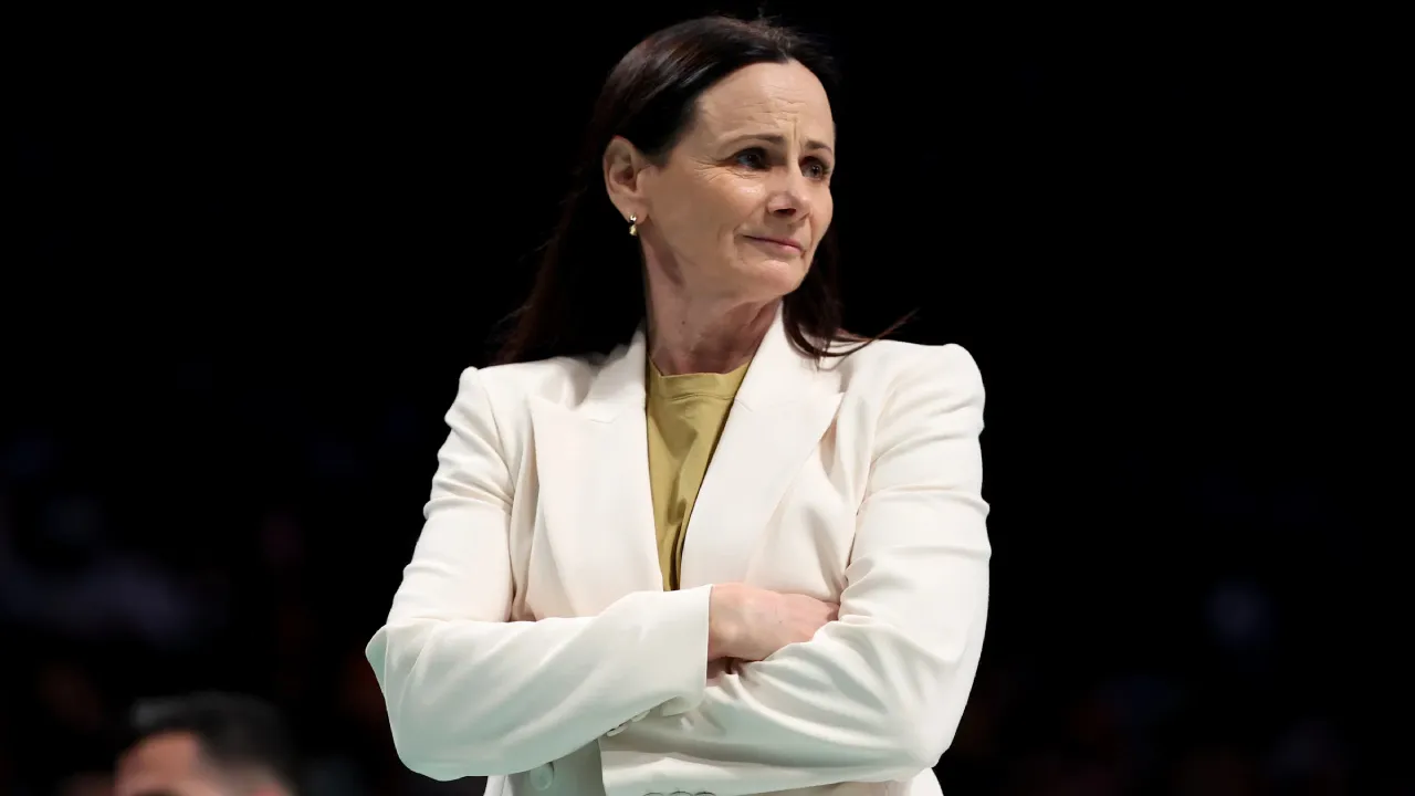 Perekrutan Sandy Brondello oleh Toronto menandai tonggak penting dalam menjadikan Tempo sebagai tim yang kompetitif dan secara budaya signifikan di lanskap WNBA. (Foto: AP)