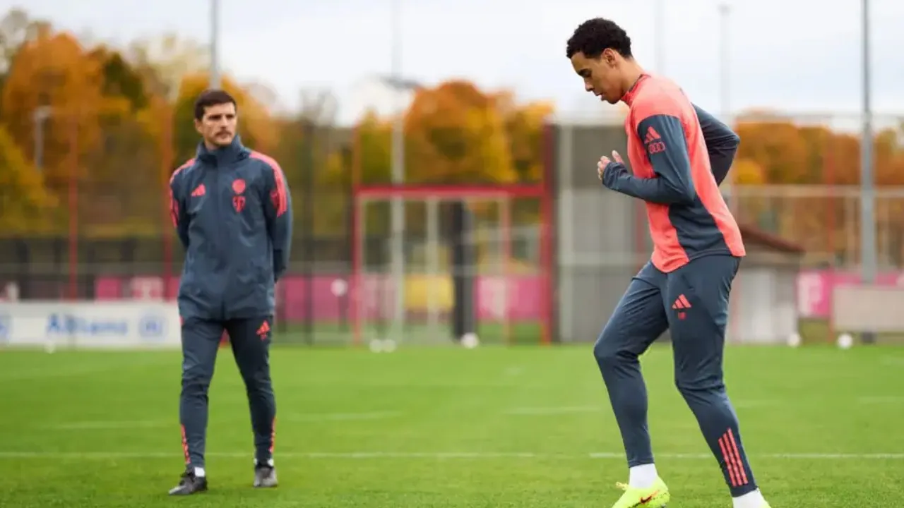 Momen Saat Jamal Musiala Latihan Lari di Sabener Strasse usai Pulih dari Cedera Patah Kaki (Sumber: FCBayern)