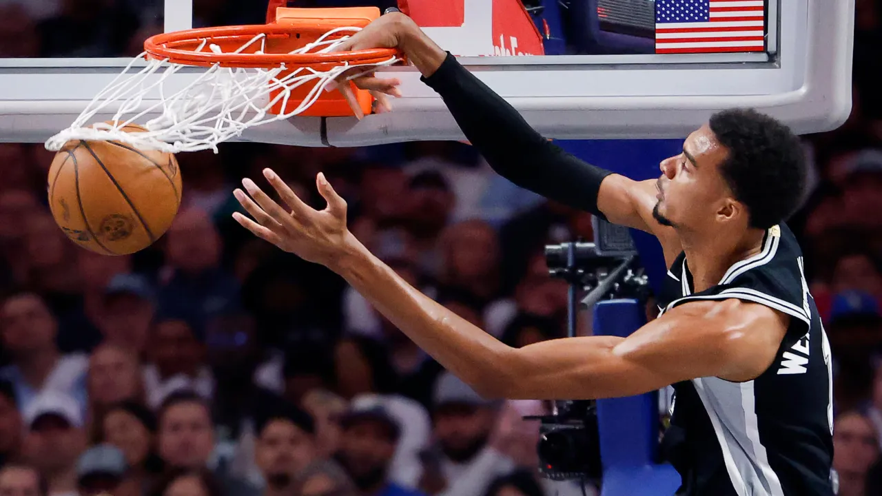 Victor Wembanyama menjadi pemain pertama sejak musim 1977-78 yang mencetak 40 poin, 15 rebound, dan 3 blok tanpa turnover. (Foto: AP)