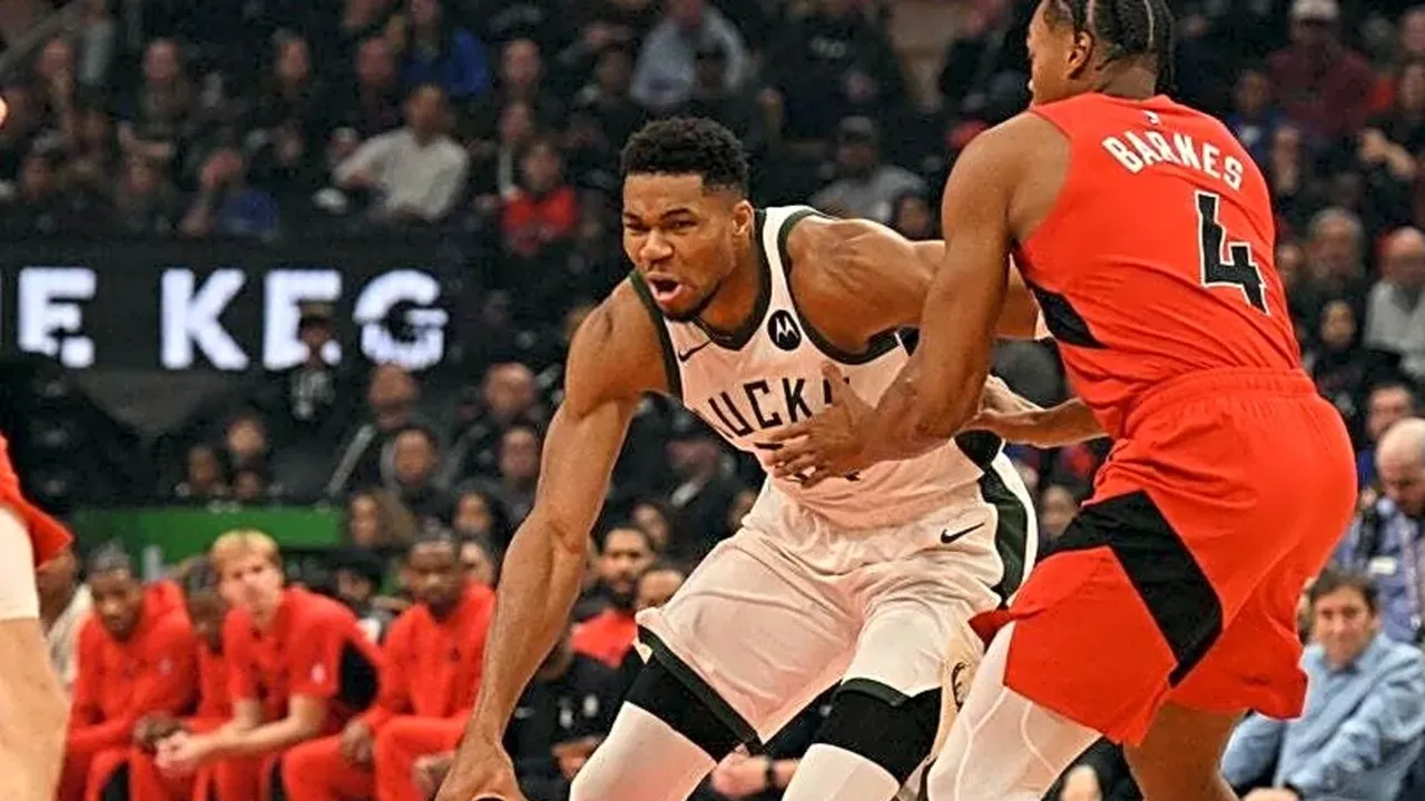 Giannis Antetokounmpo Mengamuk saat Bucks Kalahkan Raptors