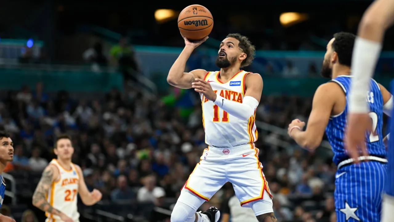 Trae Young (tengah) mencetak 25 poin saat tim tamu Atlanta Hawks meraih kemenangan 111-107 atas Orlando Magic pada Jumat (24/10). (Foto: AP)