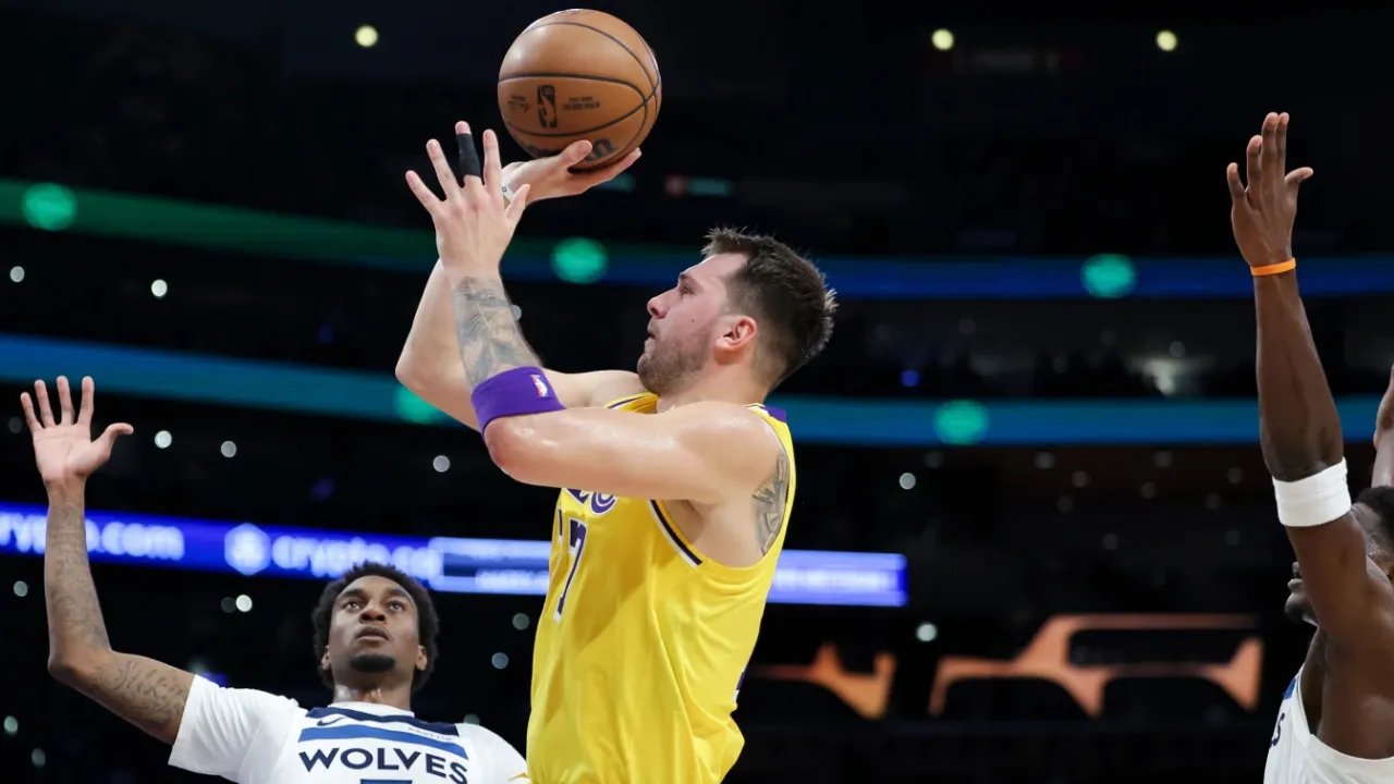 Luka Doncic mencetak 49 poin saat Los Angeles Lakers menang 128-110 atas Minnesota Timberwolves pada Jumat (24/10). (Foto: AP)