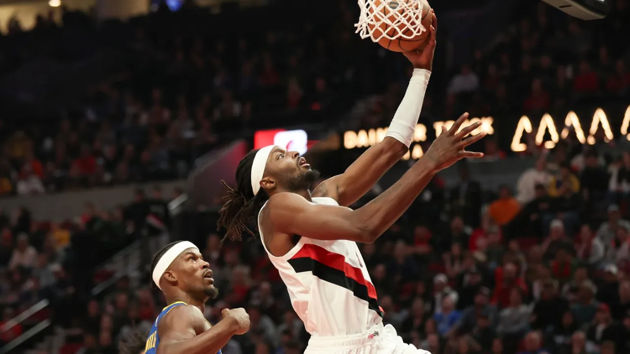 Jerami Grant (kanan) mencetak 22 poin saat Portland Trail Blazers meraih kemenangan 139-119 atas Golden State Warriors pada Jumat (24/10) malam. (Foto: AP)