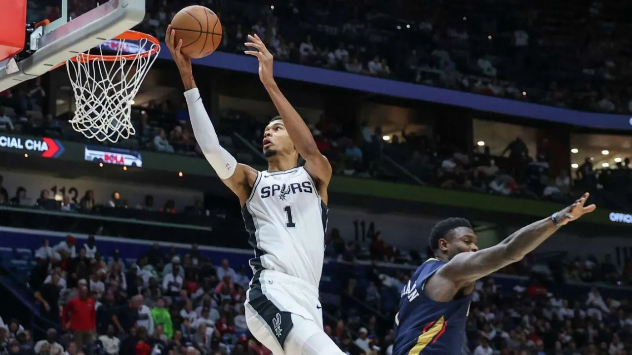 Victor Wembanyama (kiri) mencetak 29 poin saat San Antonio Spurs mengalahkan New Orleans Pelicans 120-116 melalui perpanjangan waktu pada Jumat (24/10). (Foto: AP)