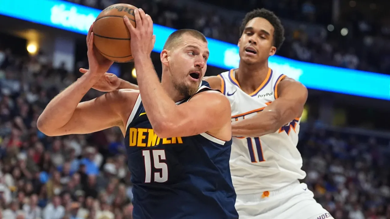 Nikola Jokic (kiri) ,mencatat triple-double saat Denver Nuggets mengalahkan Phoenix Suns 133-111 pada Sabtu (25/10) malam. (Foto: AP)