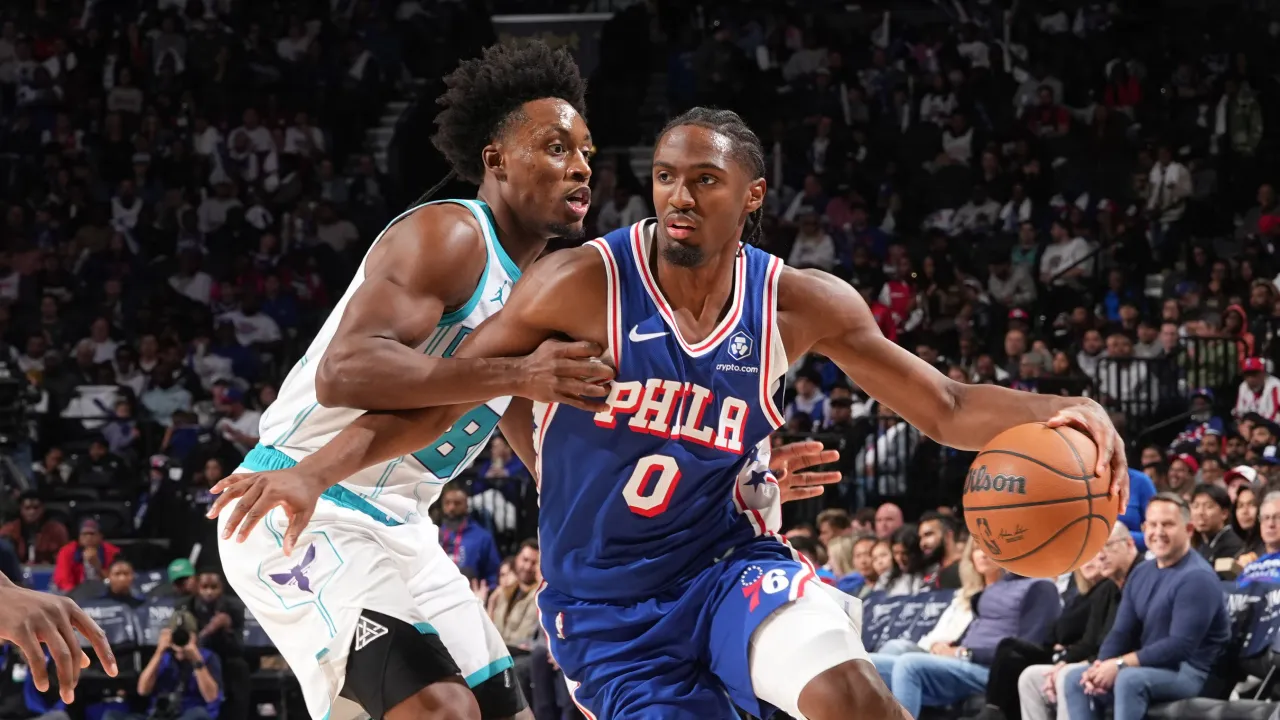 Tyrese Maxey mencetak 28 poin saat Philadelphia 76ers meraih kemenangan 125-121 atas tim tamu Charlotte Hornets pada Sabtu (25/10) malam. (Foto: AP)