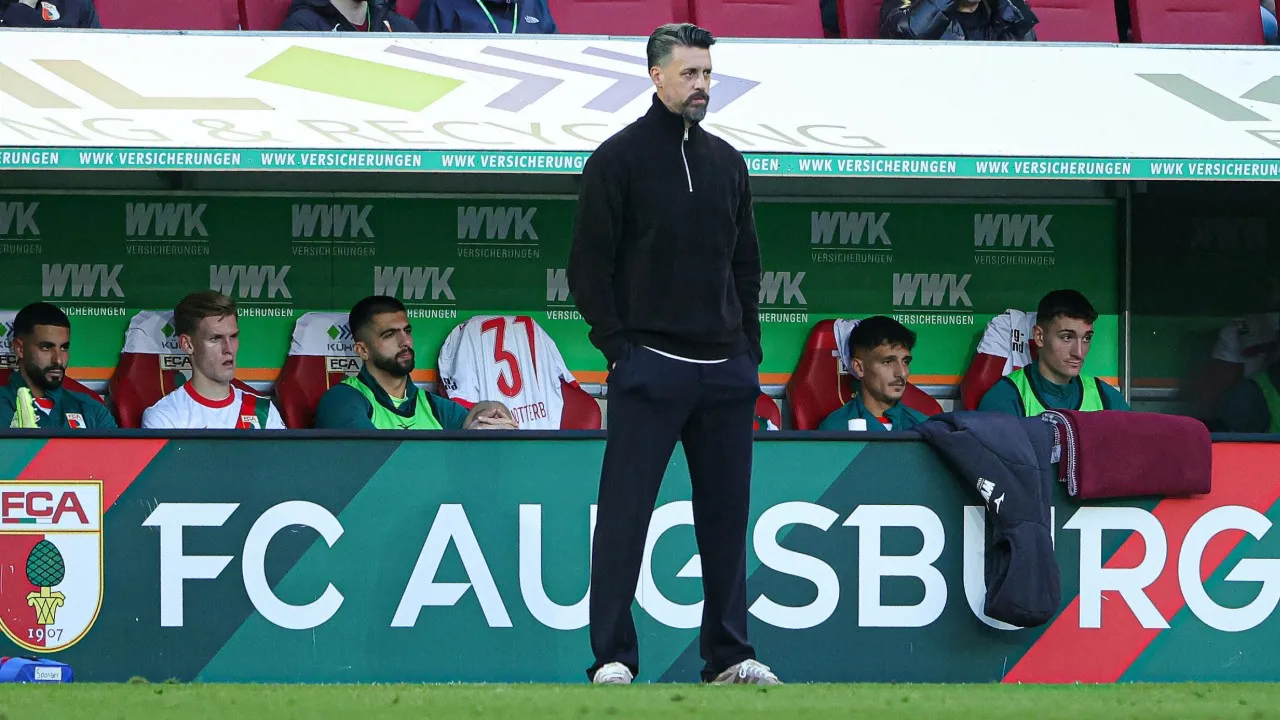 Momen Saat Sandro Wagner Mendampingi FC Augsburg Menjalani Pertandingan Melawan RB Leipzig (Sumber: Imago/Philippe Ruiz)