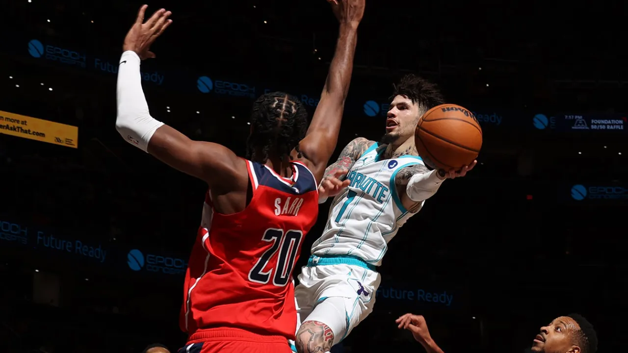 LaMelo Ball (kanan) membukukan triple-double saat Charlotte Hornets meraih kemenangan 139-113 atas Washington Wizards pada Minggu (26/10) malam. (Foto: AP)