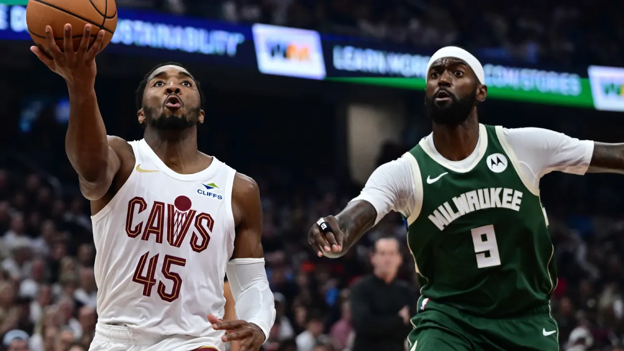 Donovan Mitchell mencetak 24 poin saat Cleveland Cavaliers mengalahkan Milwaukee Bucks 118-113 pada Minggu (26/10) malam. (Foto: AP)