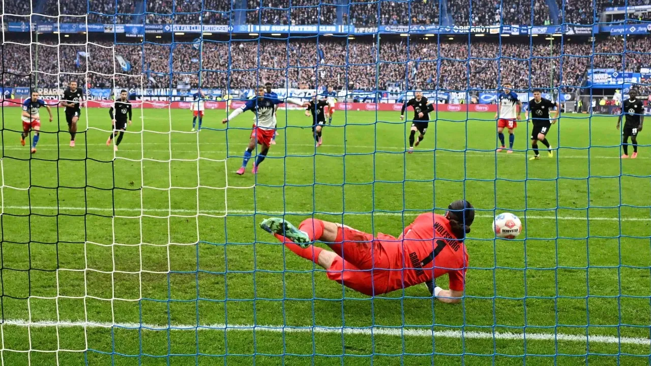 Momen Kamil Grabara Saat Menyelamatkan Tendangan Penalti Ransford-Yeboah Königsdörffer (Sumber: IMAGO/nordphoto GmbH/ Witke/imago-images-bilder)