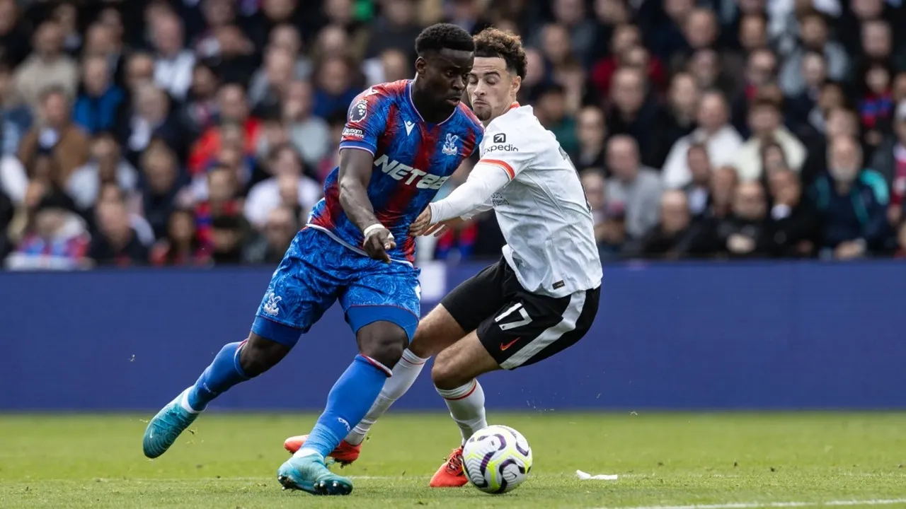 Aksi Marc Guehi Saat Melawan Liverpool FC (Sumber: Andrew Kearns - CameraSport via Getty Images)