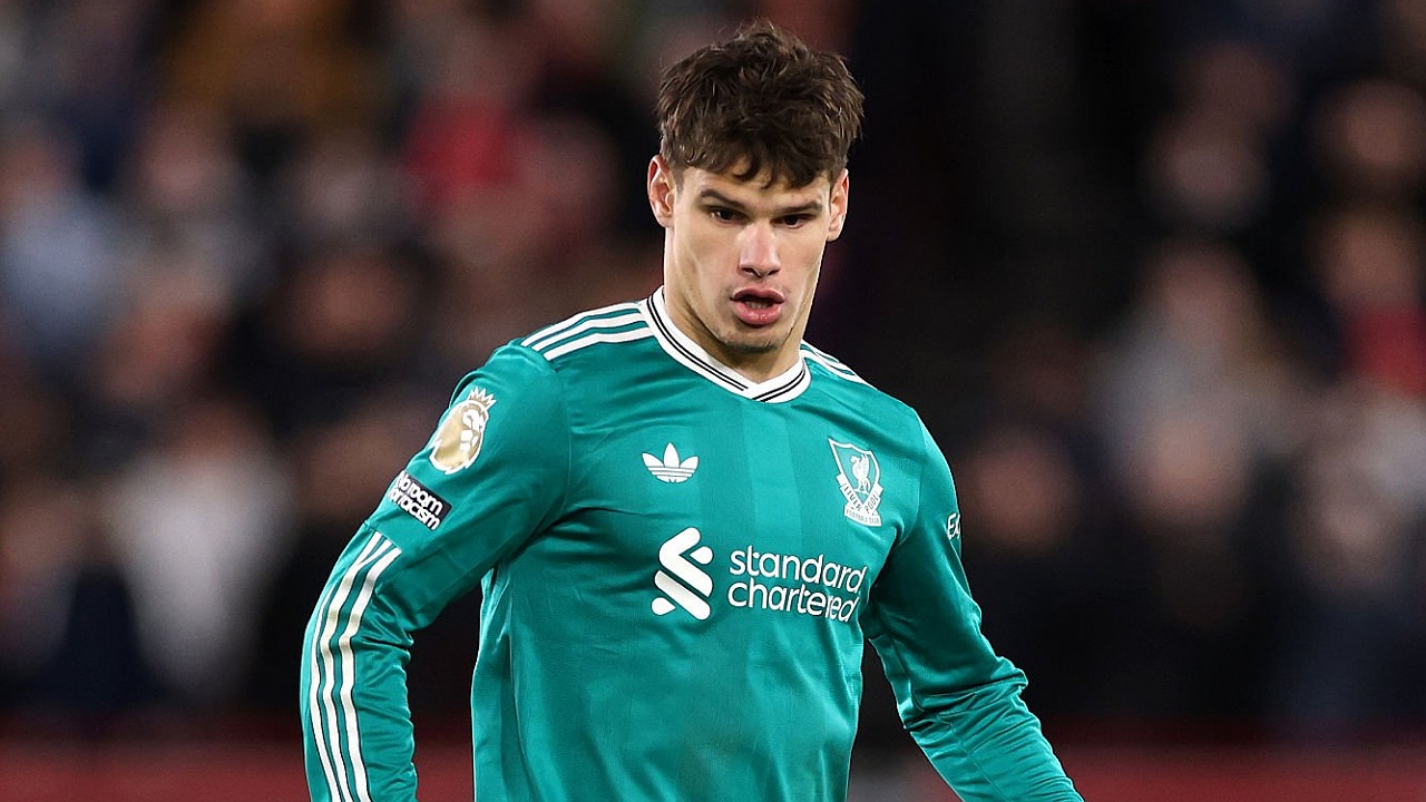 Gary Neville Desak Arne Slot Coret Milos Kerkez dari Skuad Liverpool