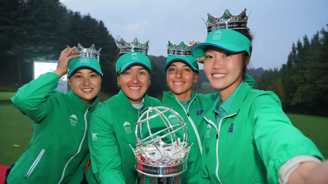 Tim Australia berpose dengan mahkota dan trofi LPGA International Crown. (Foto: Golf Digest)