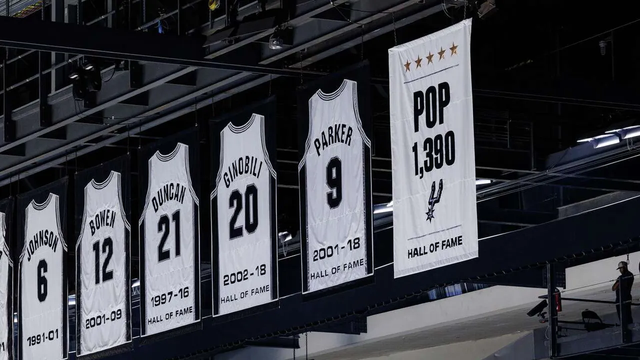 Banner Gregg Popovich bertuliskan “Pop 1,390” digantung di langit-langit Frost Bank Center. (Foto: X.com)