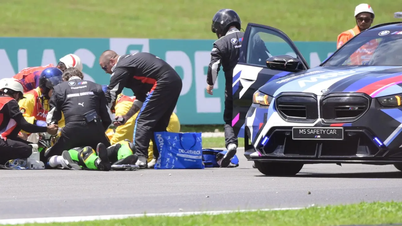 Jose Antonio Rueda dan Noah Dettwiler terlibat kecelakaan di Moto3 Malaysia 2025