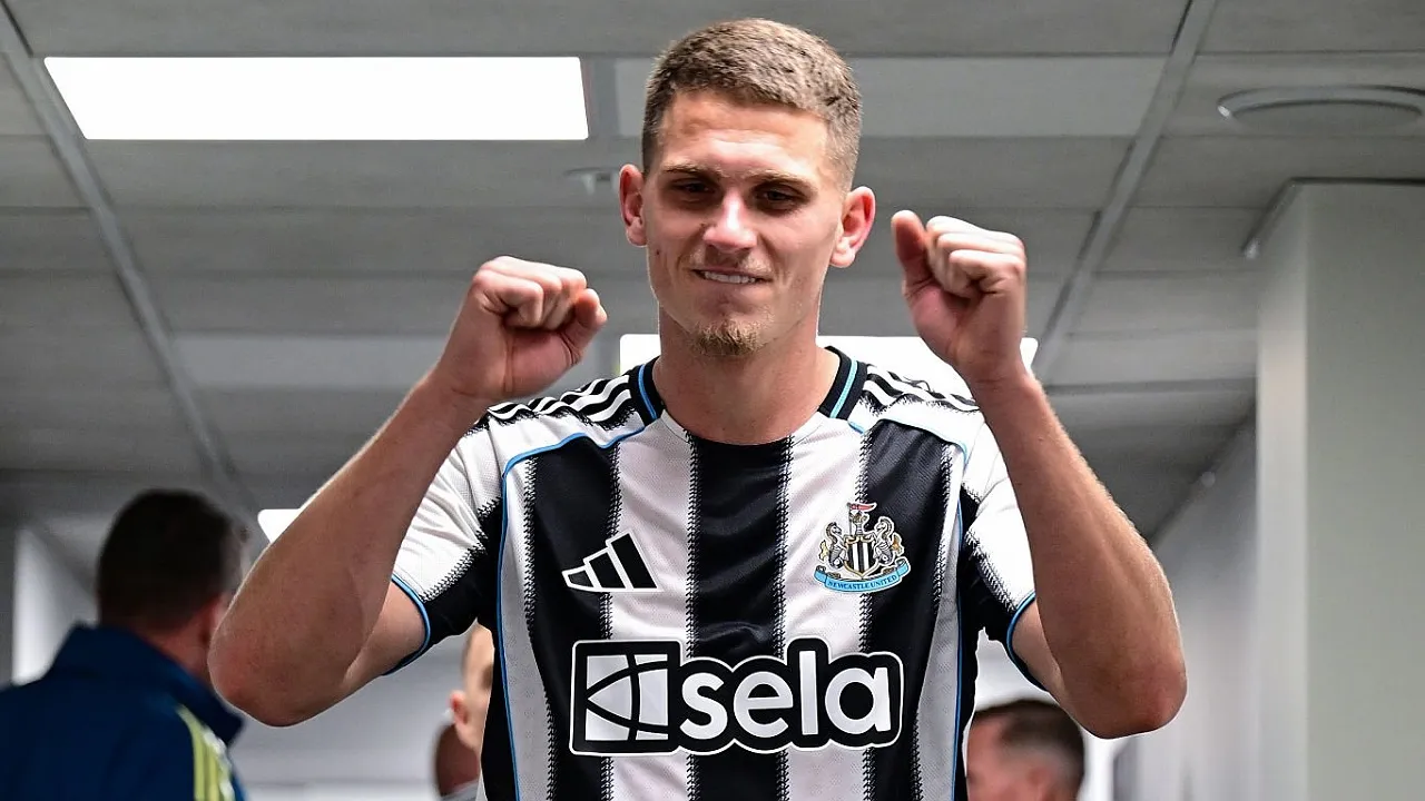 Bek Newcastle United, Sven Botman. (Foto: Serena Taylor/Getty Images)