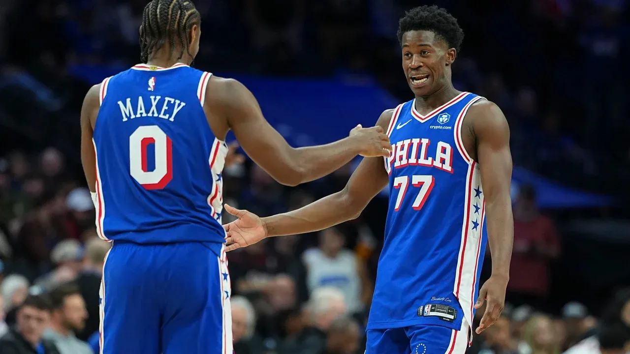 Duet dinamis 76ers, Tyrese Maxey dan rookie VJ Edgecombe, mencetak total 182 poin dalam tiga pertandingan pertama. (Foto: AP)