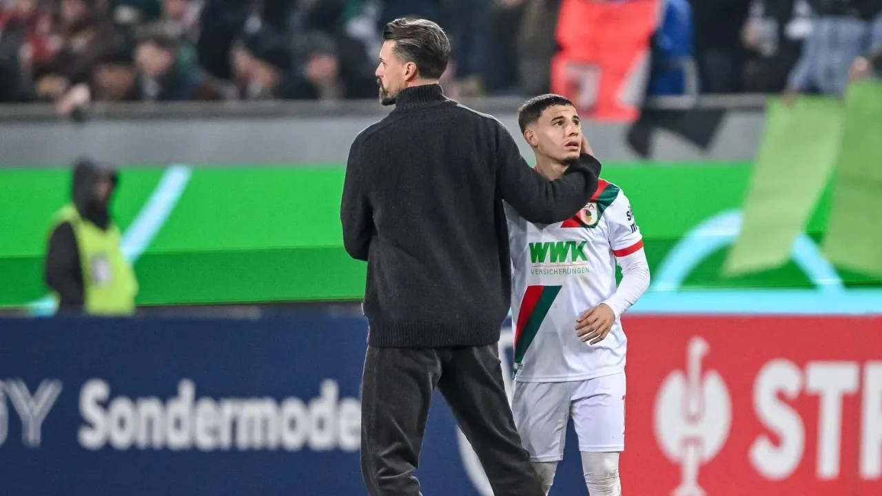 Sandro Wagner Coba Menenangkan Anak Asuhnya Usai Kekalahan Melawan VfL Bochum di DFB Pokal (Sumber: Imago)