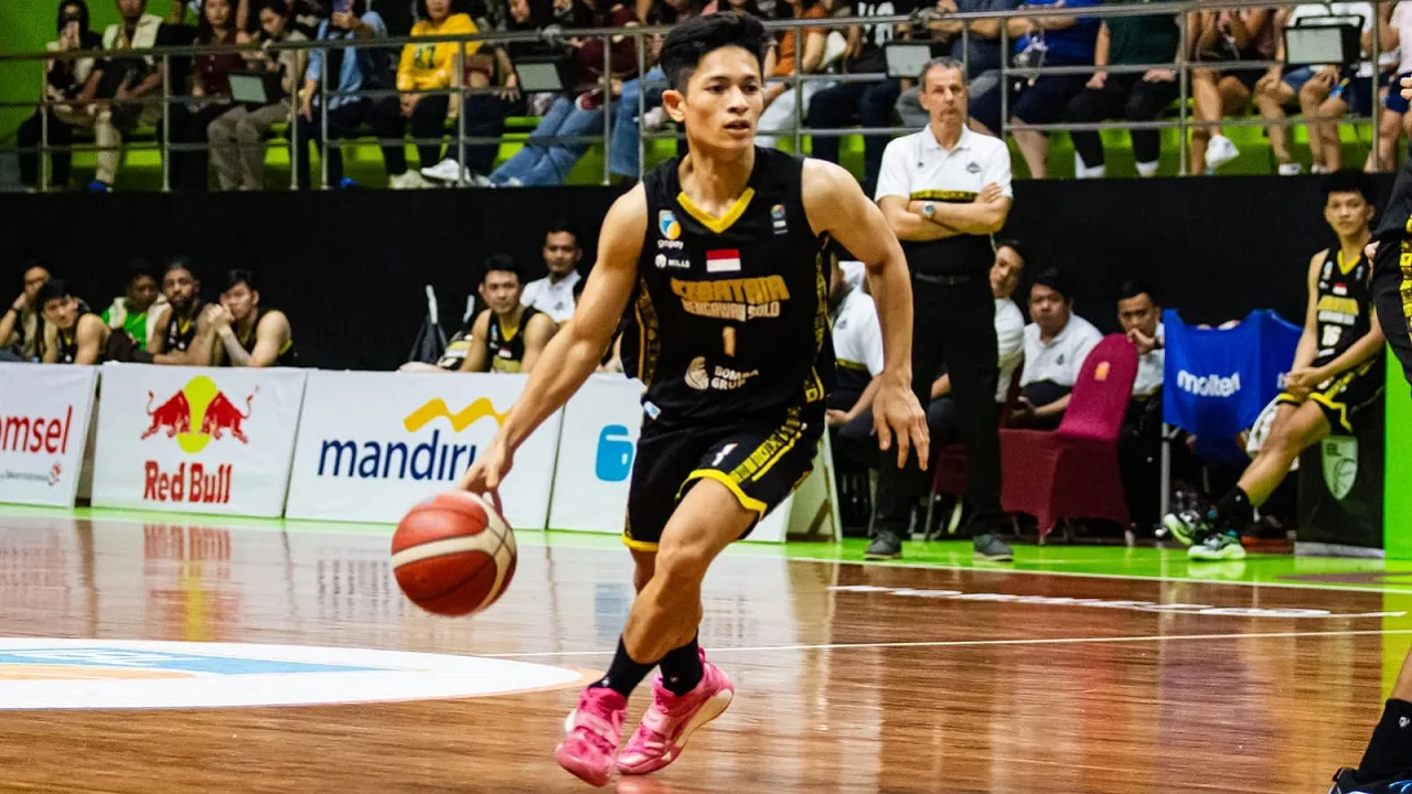 Samuel Devin Susanto dilepas oleh Kesatria Bengawan Solo. (Gambar: IBL Indonesia)