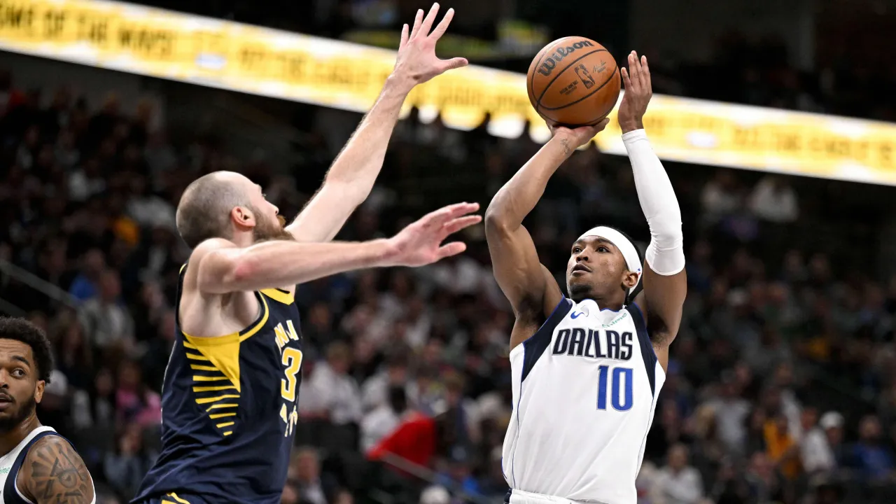 Brandon Williams (kanan) mencetak 20 poin saat Dallas Mavericks mengalahkan tim tamu Indiana Pacers dengan skor 107-105 pada Rabu (29/10).