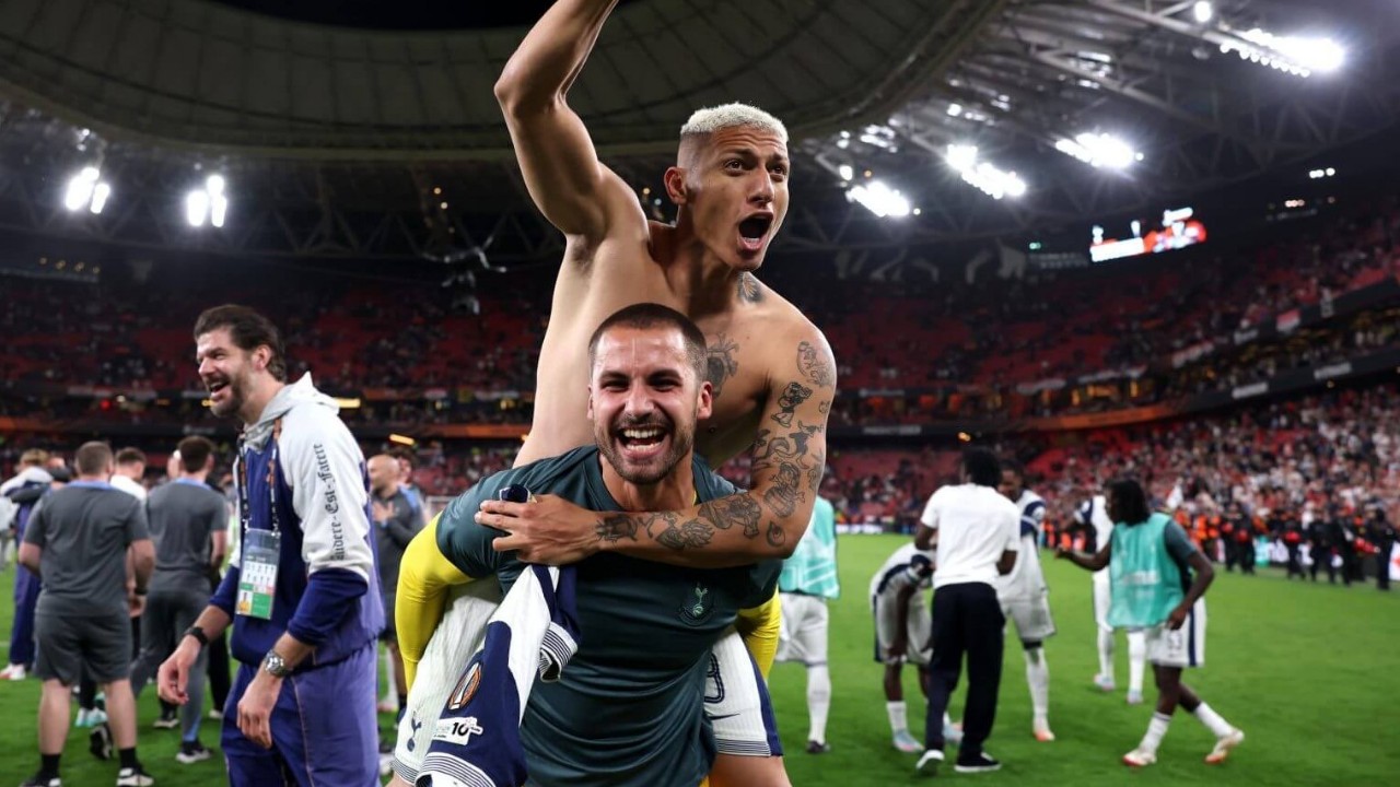 Pensiun Dini Dari Tottenham, Pemain Ini Banting Stir Jadi Fotografer