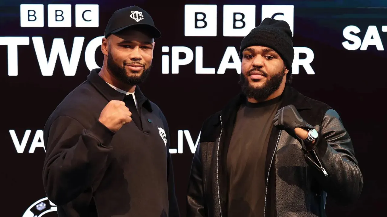 Frazer Clarke (kiri) dan Jeamie “TKV” Tshikeva. (Foto: Fight TV)