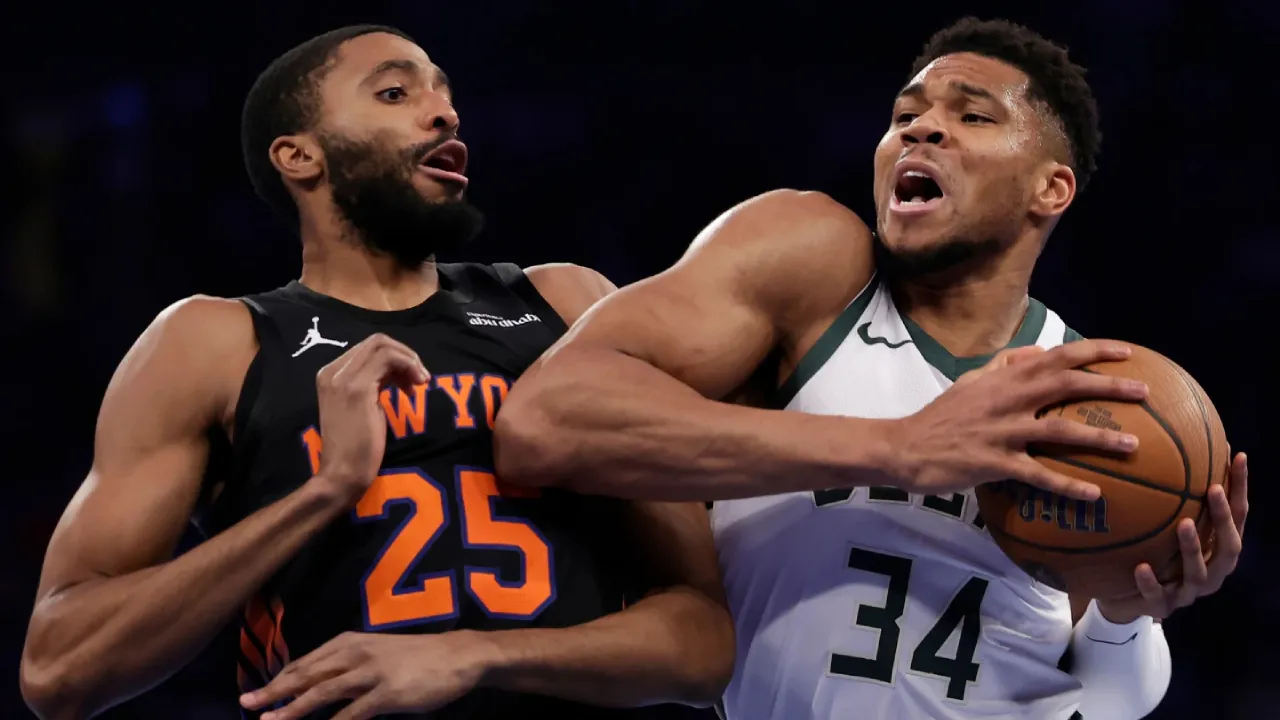 Giannis Antetokounmpo (kanan) mencetak 30 poin, 15 rebound, dan 8 assist dalam 28 menit di New York. (Foto: AP)