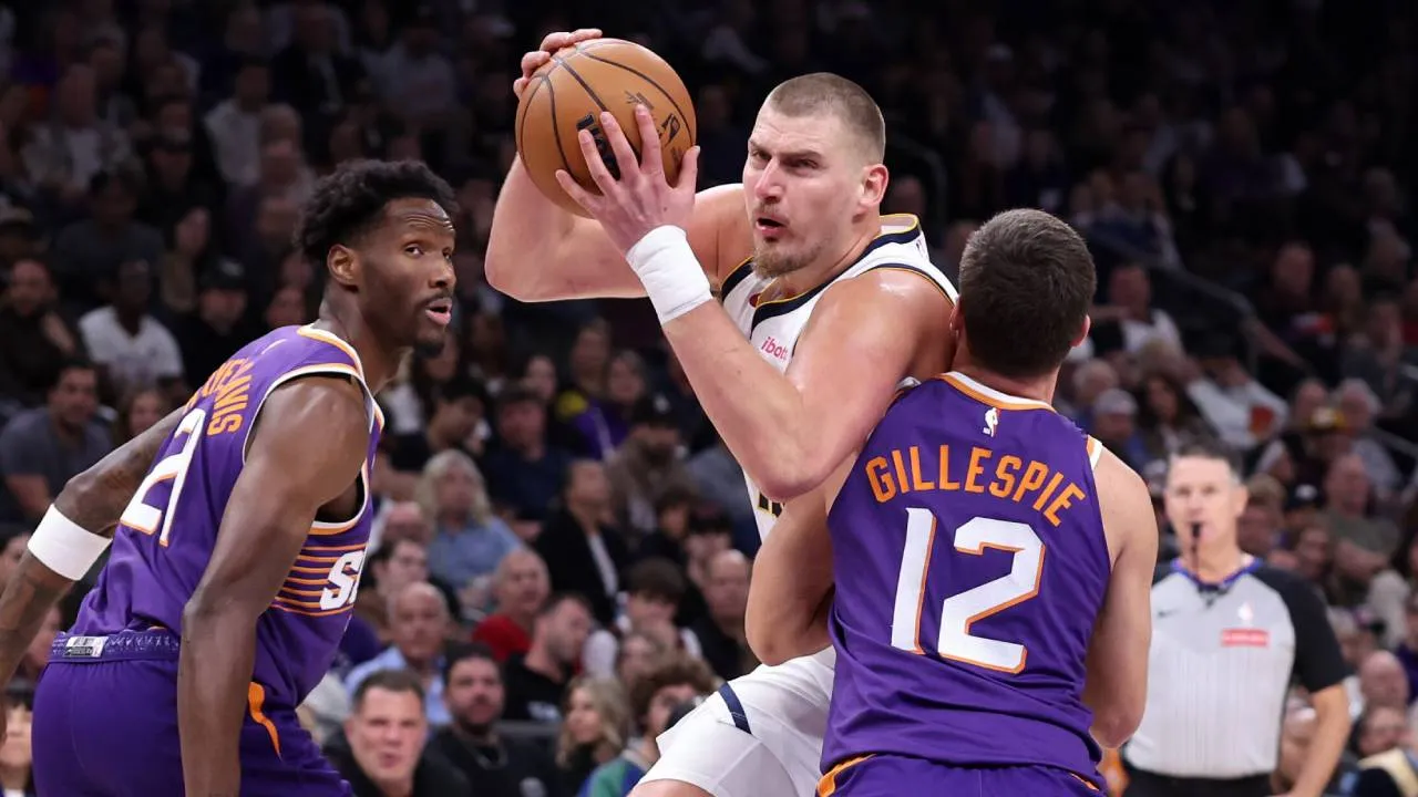 Nikola Jokic (tengah) mencetak 26 poin saat Denver Nuggets mengalahkan tuan rumah Phoenix Suns 130-112 pada Sabtu (29/11). (Foto: AP)